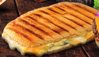 Panini trois fromages grillé